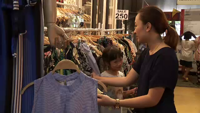 วันแรก"ออกทุกข์" หน่วยราชการปลดผ้าขาวดำ-เสื้อผ้าโทนสีอ่อนขายดี 