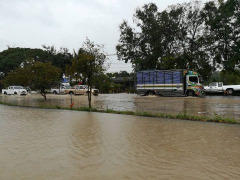 รพ.บางสะพาน เร่งย้าย 3 ผู้ป่วยวิกฤต น้ำหลากท่วม ถ.เพชรเกษม