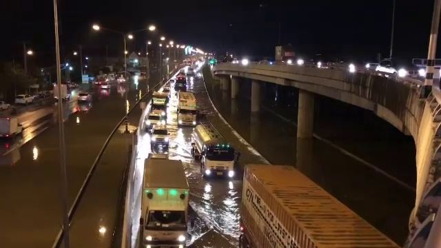 เร่งระบายน้ำท่วมเพชรบุรี คาดสุดสัปดาห์คลี่คลาย