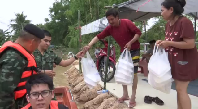 หลายหน่วยงานให้ความช่วยเหลือผู้ประสบอุทกภัย จ.เพชรบุรี 