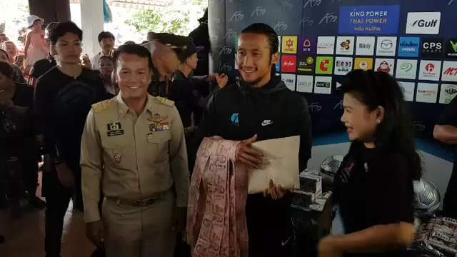 วิ่งวันที่ 20 "ตูน บอดี้สแลม" ยังเจ็บข้อเท้า ต้องหยุดวิ่งกลางทาง จ.ชุมพร