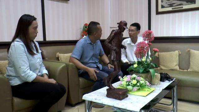 ศิลปินโคราช ส่งมอบรูปปั้น "ตูน บอดี้สแลม" 