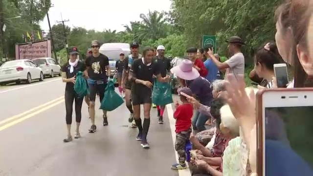 "พี่ตูนสู้ๆ" เสียงกำลังใจมอบให้ "ตูน บอดี้สแลม" ตลอดเส้นทางวิ่งวันที่ 21 