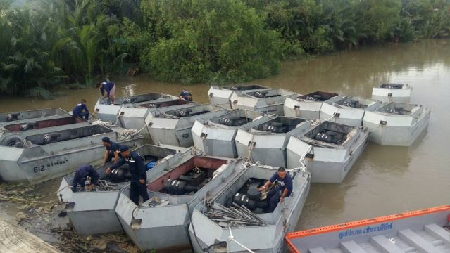 กองทัพเรือติดตั้งเรือผลักดันน้ำแก้ปัญหาอุทกภัย จ.เพชรบุรี 
