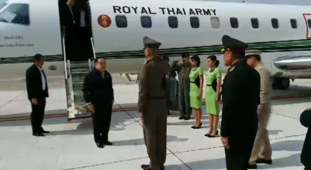 "พล.อ.ประวิตร" เลี่ยงพบสื่อก่อนไปนครพนม
