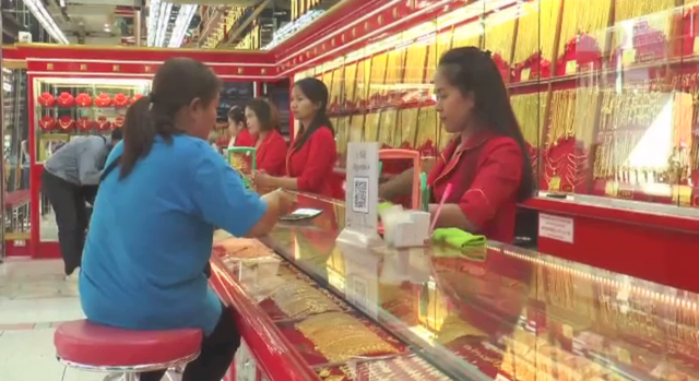 คึกคัก "คนโคราช" แห่ซื้อทองเป็นของขวัญปีใหม่ 