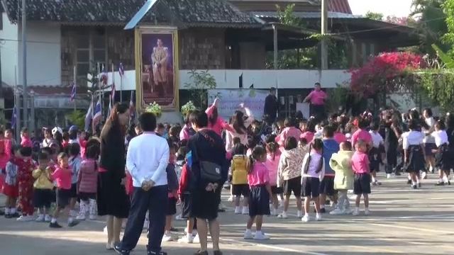 ภาคเหนืออุณหภูมิลดลง ครูนำ นร.เรียนกลางแดด-ผิงไฟคลายหนาว