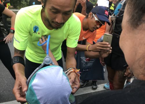 น่ารัก "ตูน บอดี้สแลม" ให้เด็กน้อยแต่งชุดพยาบาลตรวจอาการ