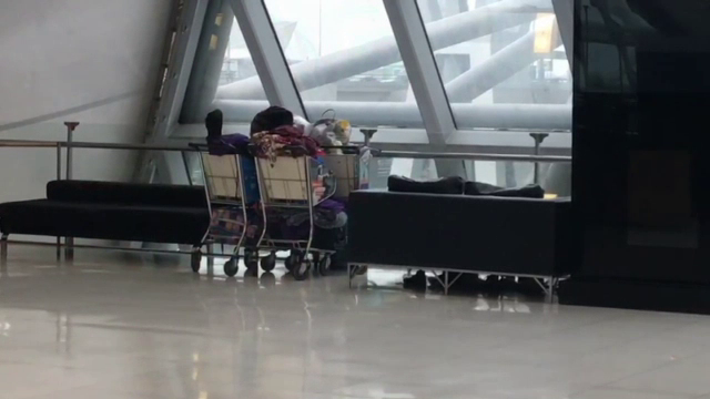 ครอบครัวชาวซิมบับเว ตกค้างสนามบินเกือบ 3 เดือน รอผลขอลี้ภัยจาก "ยูเอ็น"  
