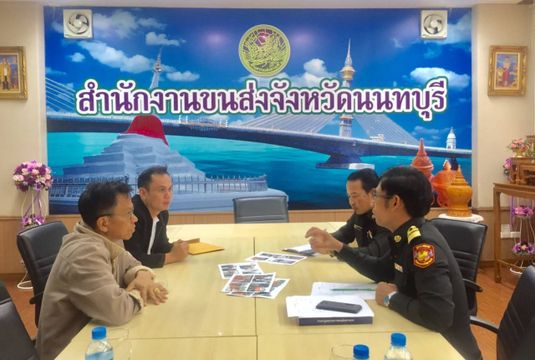 ขนส่งสั่งปรับ 1 แสน รถบรรทุกทำตู้คอนเทนเนอร์หล่นทับรถยนต์