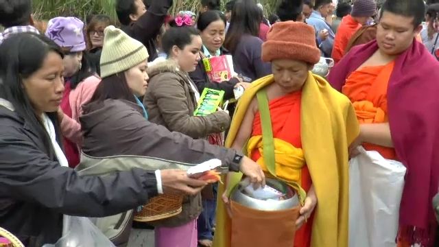 ประชาชนทําบุญตักบาตรปีใหม่ คุมเข้มความปลอดภัยงานเคาท์ดาวน์