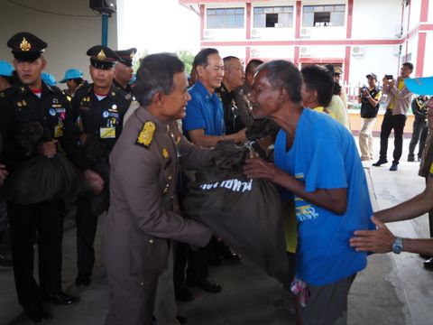 องคมนตรี เชิญถุงพระราชทานไปมอบแก่ราษฎรที่ประสบวาตภัย จ.นครศรีธรรมราช 