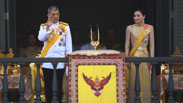พระบาทสมเด็จพระเจ้าอยู่หัว พระราชทาน 2.4 พันล้านช่วย รพ.