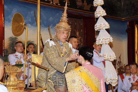 สถาปนาสมเด็จพระราชินี ให้ทรงดำรงราชฐานันดรศักดิ์ เป็นสมเด็จพระนางเจ้าฯ พระบรมราชินี