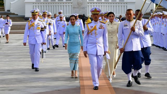 สมเด็จพระเจ้าอยู่หัว เสด็จฯ พร้อม สมเด็จพระราชินี ถวายราชสักการะพระบรมราชานุสรณ์