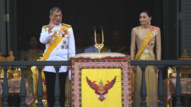 ชื่นชมพระบารมี “รัชกาลที่ 10” เสด็จออกสีหบัญชร