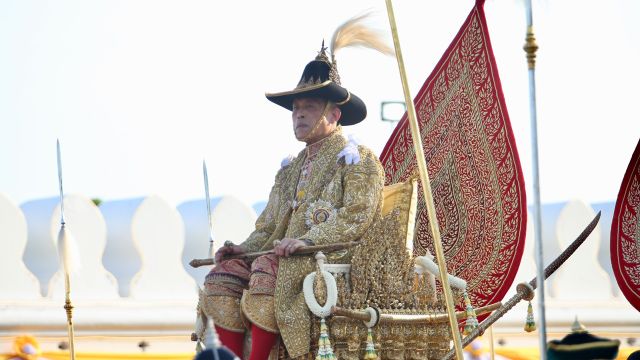 "ทรงพระเจริญ" ดังกึกก้อง รัชกาลที่ 10 เสด็จฯ เลียบพระนคร 