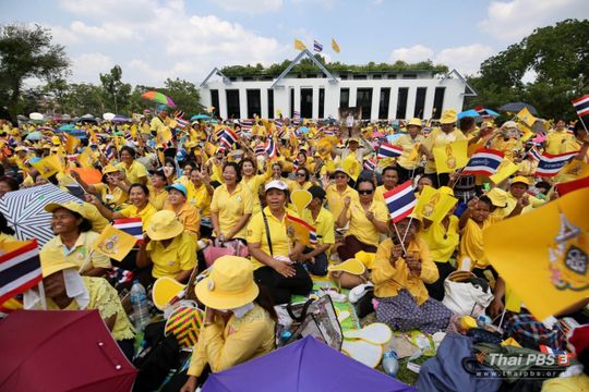 ประชาชนรอเฝ้าฯ เสด็จออกสีหบัญชร