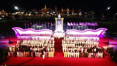 นายกฯ นำจุดเทียนถวายพระพรชัยมงคล สมเด็จพระนางเจ้าฯ พระบรมราชินี