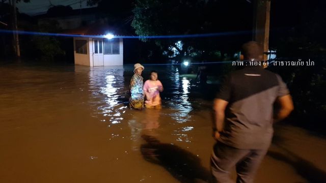 คันกั้นน้ำทรุดตัว น้ำไหลท่วมบ้านเรือนประชาชน จ.สมุทรปราการ 