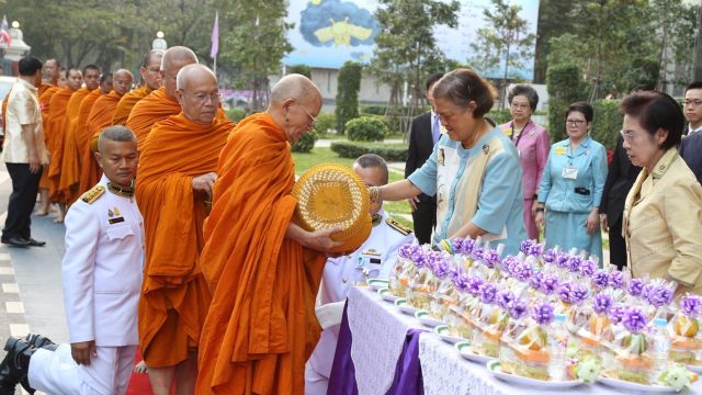  กรมสมเด็จพระเทพฯ ทรงบาตรพระสงฆ์และพระราชทานพรปีใหม่ 