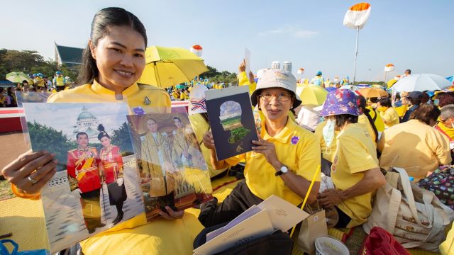 พสกนิกรเฝ้ารับเสด็จในหลวง-สมเด็จพระราชินีฯ