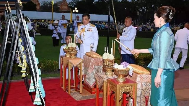 "ในหลวง-พระราชินี" ทรงบำเพ็ญพระราชกุศลอุทิศถวายรัชกาลที่ 6 เนื่องในวันคล้ายวันสวรรคต