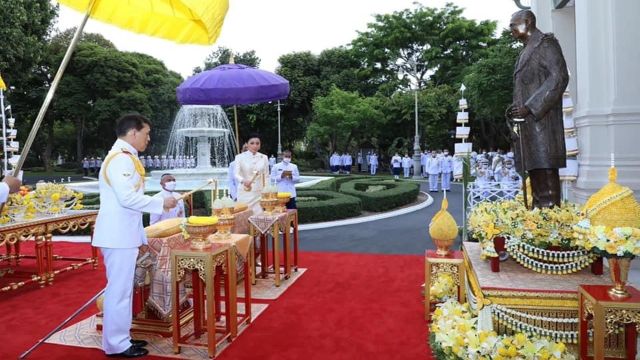 พระบาทสมเด็จพระเจ้าอยู่หัว โปรดเกล้าฯ ให้เข้ากราบถวายบังคมพระบรมรูปรัชกาลที่ 9
