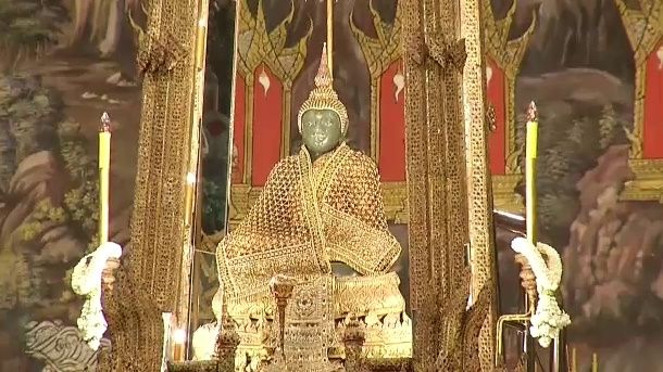 "ในหลวง-ราชินี" เสด็จฯ ทรงเปลี่ยนเครื่องทรงพระแก้วมรกต