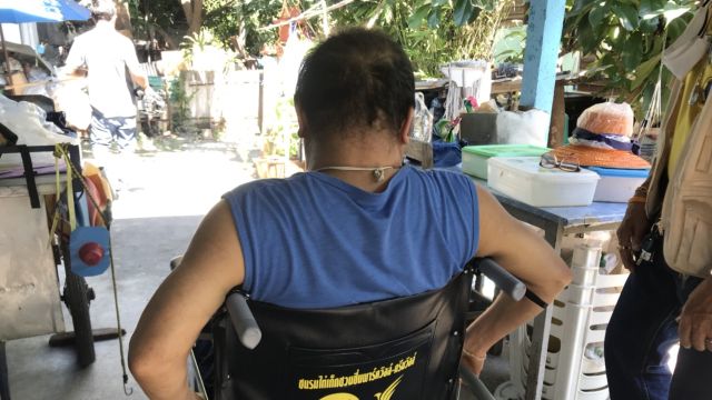 มอบรถเข็นให้ชายวัย 63 ปี หลังประสบอุบัติเหตุเดินไม่ได้กว่า 9 ปี  