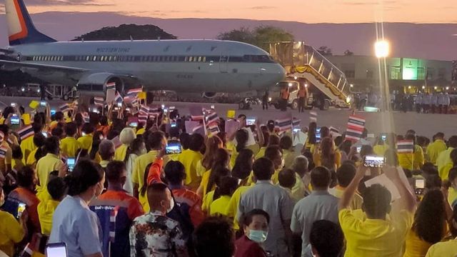พสกนิกรเฝ้ารับเสด็จฯ "ในหลวง-พระราชินี"