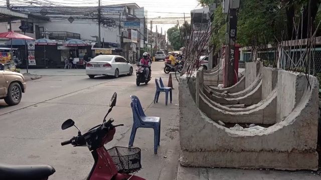"ชุมชนบางบัว" ร้อง ท่อระบายน้ำค้างเติ่งข้ามปี เขตฯ แจงติดสาธารณูปโภคใต้ดิน