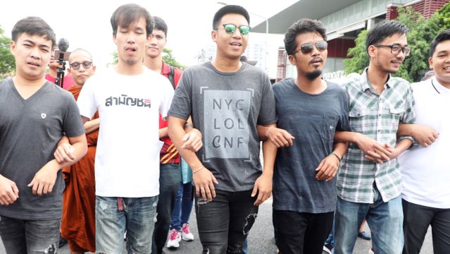 "ไผ่ ดาวดิน" พร้อมพวกรวม 13 คนรายงานตัวคดียุยงปลุกปั่น 