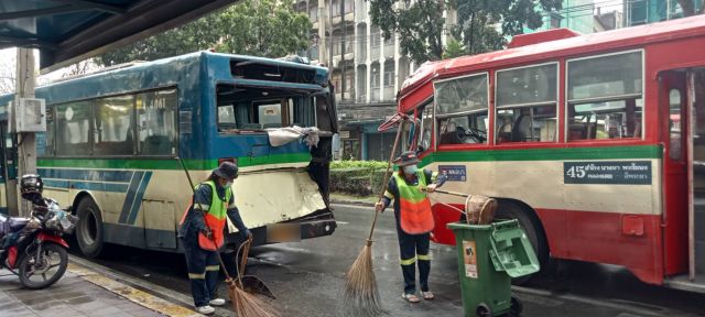 รถเมล์สาย 45 ชนกับสาย 22 แยกกล้วยน้ำไท เบื้องต้นเจ็บ 8 คน 