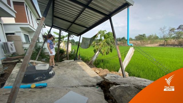 แจ้งความกำแพงหมู่บ้านทรุดย่านไทรน้อย เสียหาย 6 หลัง