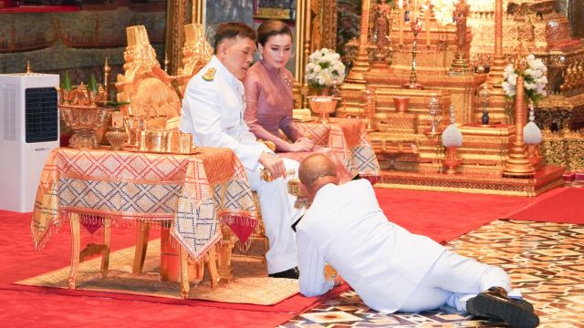 “ในหลวง-พระราชินี” เสด็จฯ ไปในการตั้งเปรียญพระภิกษุและสามเณร เนื่องในพระราชพิธีวิสาขบูชา