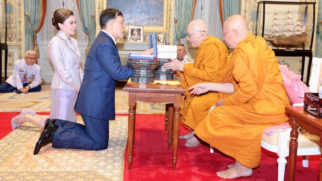 “ในหลวง-พระราชินี” พระราชทานพระบรมราชวโรกาสให้สมเด็จพระสังฆราช เฝ้าถวายเหรียญพระบรมรูป
