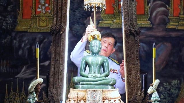 ในหลวง-พระราชินี เสด็จฯ ทรงเปลี่ยนเครื่องทรงฤดูฝน ถวายพระแก้วมรกต