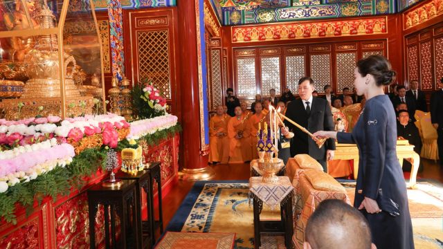 "ในหลวง-พระราชินี" ทรงสักการะพระบรมสารีริกธาตุ ส่วนพระเขี้ยวแก้ว