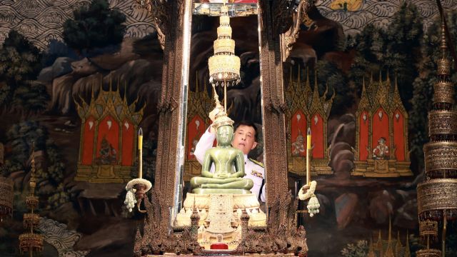 “ในหลวง-พระราชินี” เสด็จฯ ไปทรงเปลี่ยนเครื่องทรง “พระแก้วมรกต”