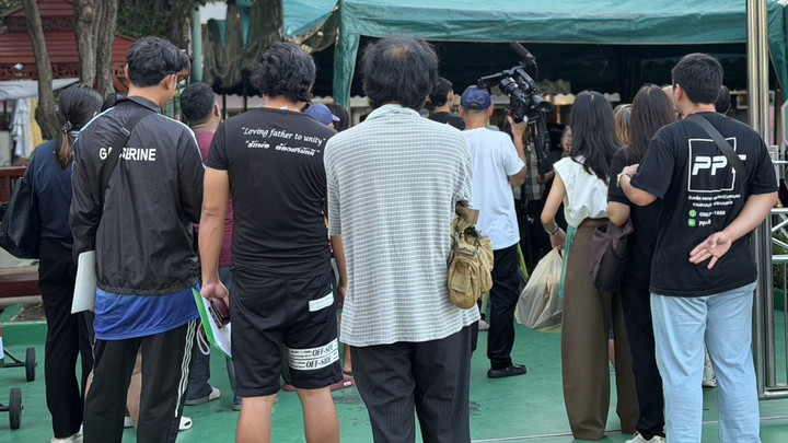 คิวแรกมาตี 4 ครึ่ง ปชช.รอยื่นเอกสารเงินเยียวยาน้ำท่วม รร.ประชาภิบาล เขตบางเขน