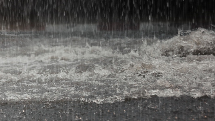 ปภ.เตือนฝนตกหนัก 10 จังหวัดเสี่ยงน้ำท่วมฉับพลัน - น้ำทะเลหนุน 27-31 ต.ค.