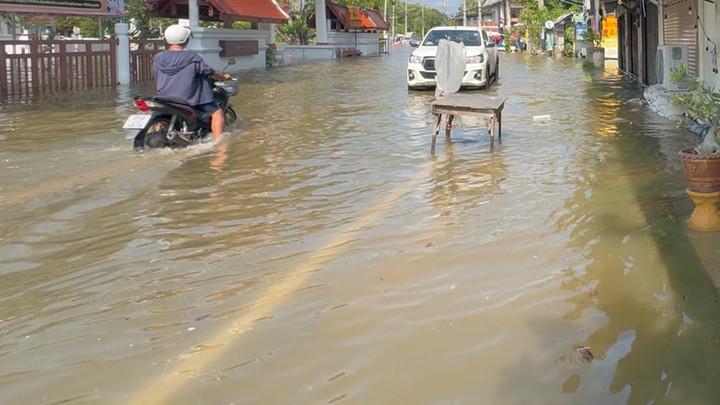 น้ำทะเลหนุน 3 วันติด ท่วมตลาดแม่กลอง แม่ค้ารายได้หด-ร้านค้าถูกน้ำท่วม