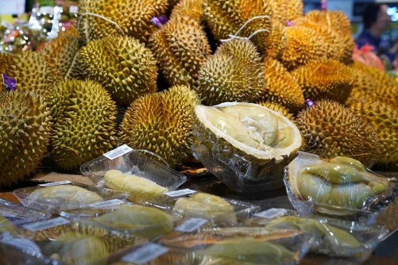 ทุเรียนหมอนทองของไทยจัดจำหน่ายที่ซูเปอร์มาร์เก็ต ในนครหนานหนิง เขตปกครองตนเองกว่างซีจ้วงทางตอนใต้ของจีน ภาพซินหัว