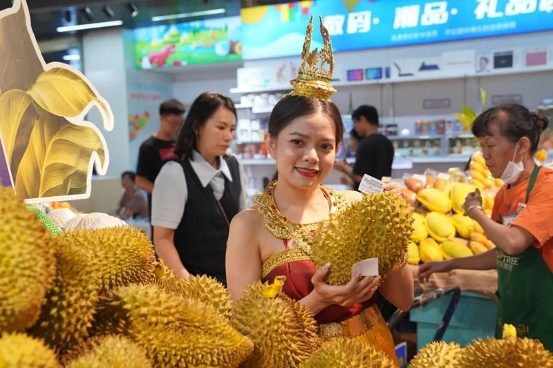 หญิงสาวชาวไทยโปรโมตทุเรียนไทยที่ซูเปอร์มาร์เก็ตแห่งหนึ่ง ในนครหนานหนิง เขตปกครองตนเองกว่างซีจ้วงทางตอนใต้ของจีน ภาพซินหัว