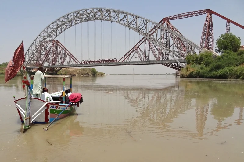 ผู้คนล่องเรือในแม่น้ำสินธุ ในจังหวัดสินธ์ ทางตอนใต้ของอินเดียเมื่อวันที่ 28 เมษายน พ.ศ.  2568