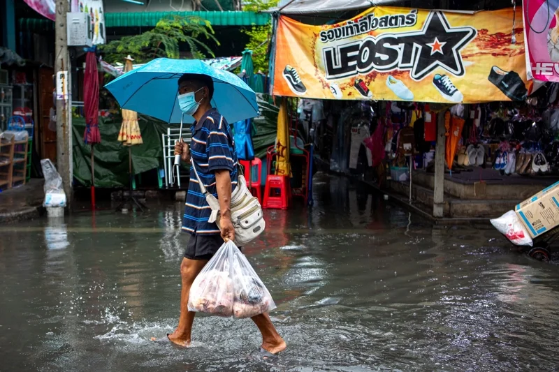 ฝนตกทำให้เกิดน้ำท่วม ส่งผลให้เกิดการติดเชื้อโรคต่าง ๆ ได้