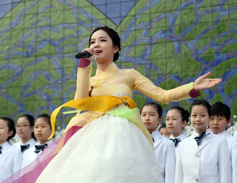 ซง โซฮี นักร้องชาวเกาหลีใต้ ขับร้องเพลง "อารีรัง"