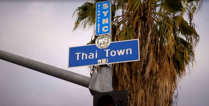 ป้าย &lsquo;ไทยทาวน์ (Thai Town)&rsquo; ช่วงครบรอบ 20 ปีชุมชนคนไทยในลอสแอนเจลิสเมื่อปี ค.ศ. 2019 (ภาพจาก: VOA Thai)