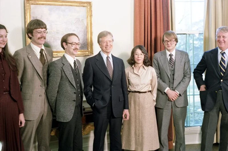 เจ้าหน้าที่กระทรวงการต่างประเทศสหรัฐทั้ง 6 หรือ &lsquo;Canadian Six&rsquo; ถ่ายรูปร่วมกับประธานาธิบดีจิมมี คาร์เตอร์ ที่ทำเนียบขาว เมื่อวันที่ 1 ก.พ. 1980 (ภาพจาก: Jimmy Carter Presidential Library & Museum/NARA)